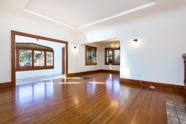 Building Photo - Charming Spanish in Kensington