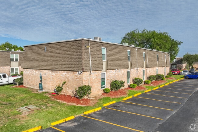 Building Photo - Highland Square Apartments