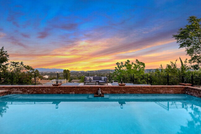 Foto del edificio - 5952 Woodland View Dr