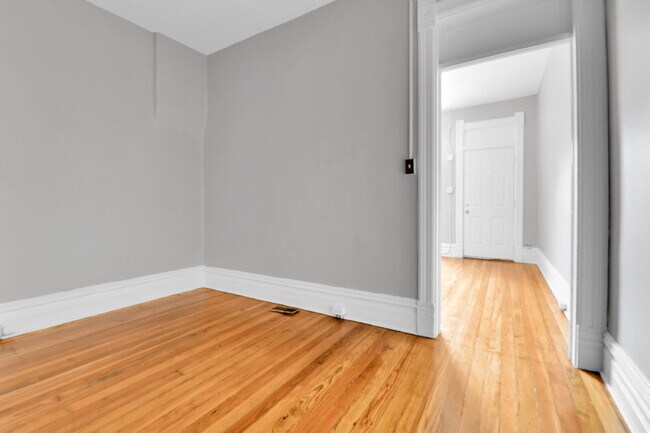 Building Photo - $1,570.00 - 1 Bed,1 Bath, Multiplex in Den...