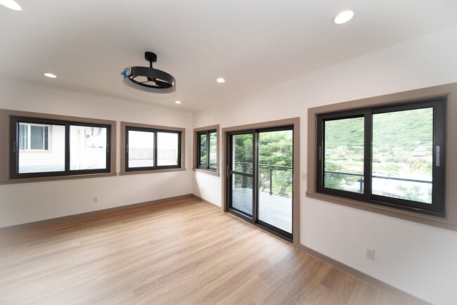 Building Photo - 2056 10th Ave