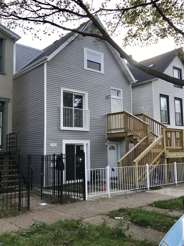 Primary Photo - 1753 W Newport Ave