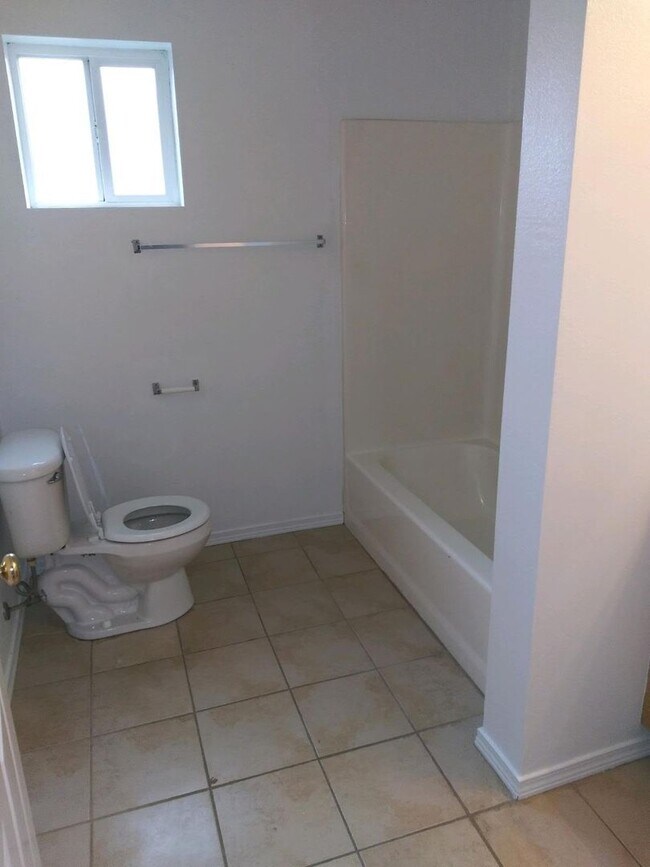 Building Photo - Spacious 1 bed in great community!