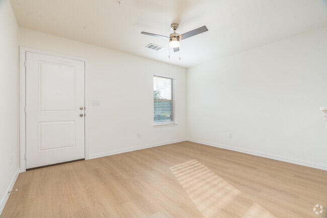 3 habitaciones, 2 baños - 1100 pies cuadrados - Sala de estar - 3009 Grey Wolf Cir