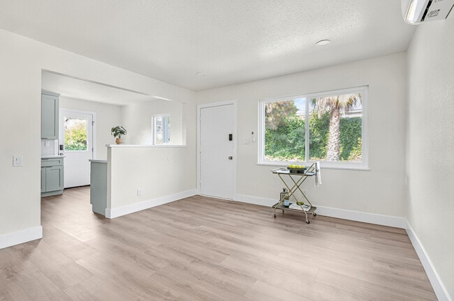 Lots of natural light - 9213 Earl St