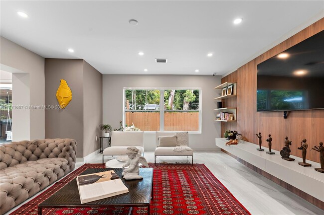 Foto del edificio - 221 NE 44th St