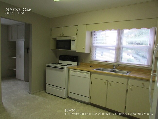 Building Photo - 3203 Oak Ave