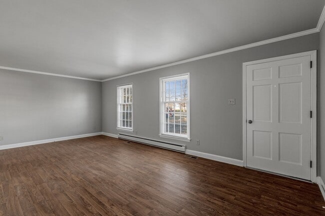 Foto del edificio - Large Brick Ranch, New Wood Like Flooring Throughout, Just Painted, LR, Den, Sun Room, Carport!