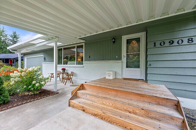 Foto del edificio - Spacious 4 Bed Lakewood Home w/ 2 Kitchens...
