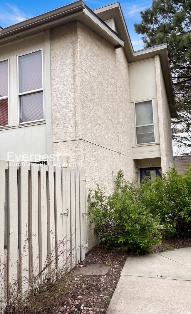 Building Photo - 2 Bed/2.5 Bath Town Home with Garage / Available Soon!