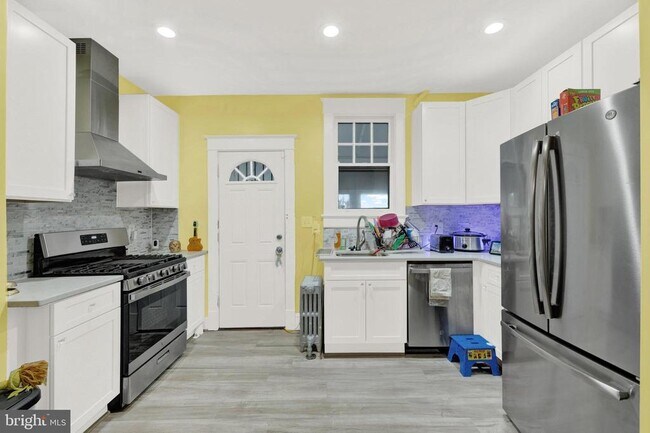 Building Photo - 1618 Eastern Ave NE