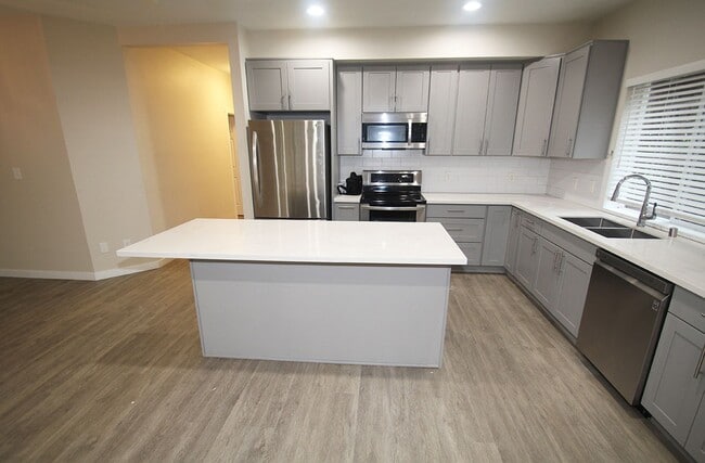 Building Photo - NEWER CONSTRUCTION 8 BEDROOM, 3 BATH HOME BY UW!