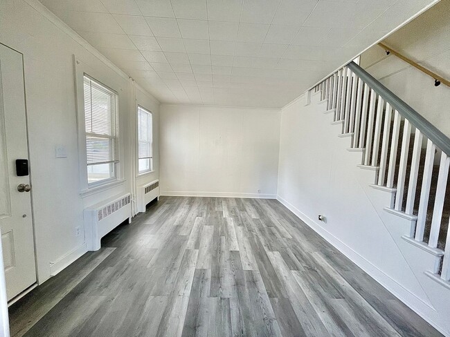 Building Photo - Spacious 4 bed, 2 bath in Eastchester