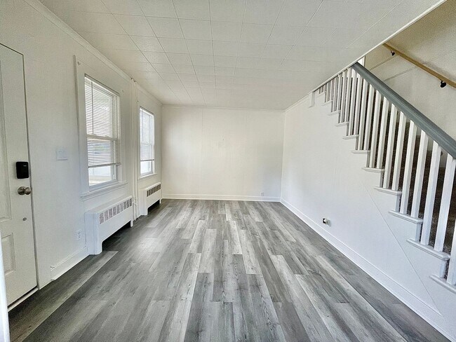 Foto del edificio - Spacious 4 bed, 2 bath in Eastchester