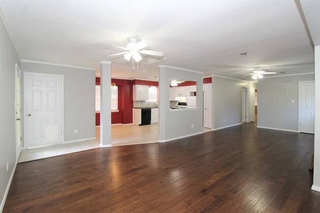 Building Photo - 2403 Magnolia Dr