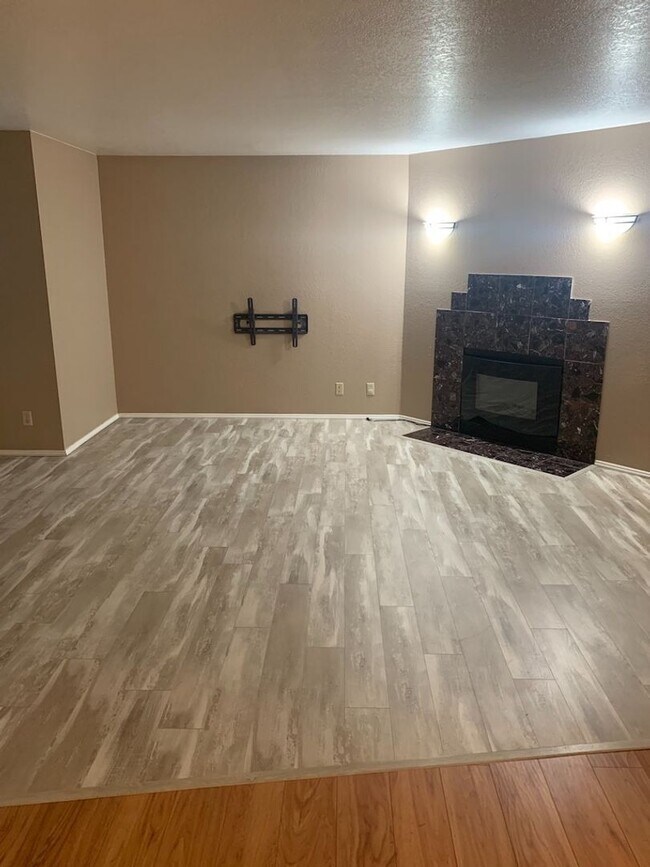 Building Photo - Warm and Cozy 3 Bedroom Condo For Rent