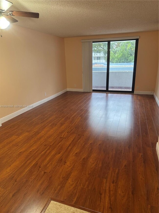 Foto del edificio - 901 Hillcrest Dr