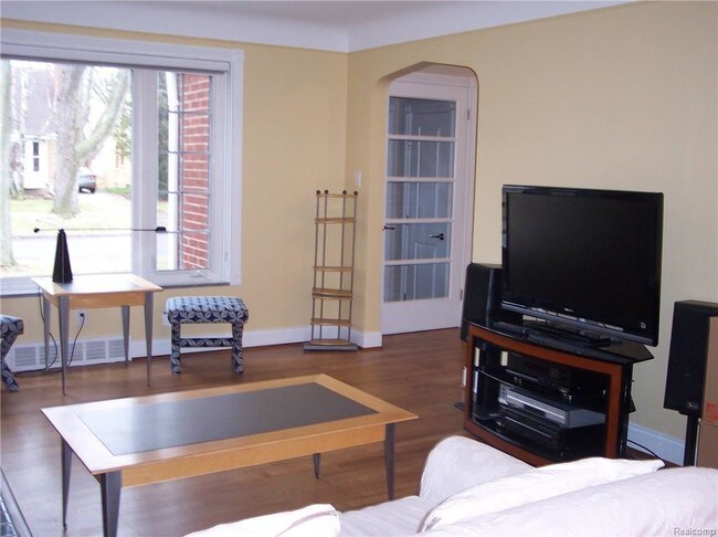 Building Photo - 10724 Vernon Ave