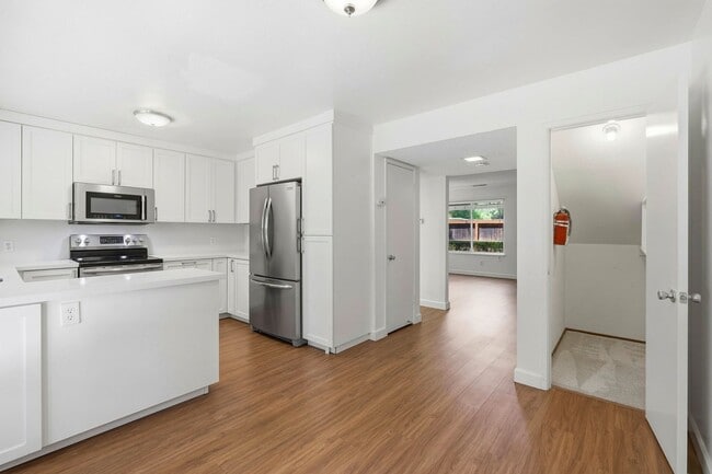 Building Photo - Luxury  2 bedroom Townhome in Great Location