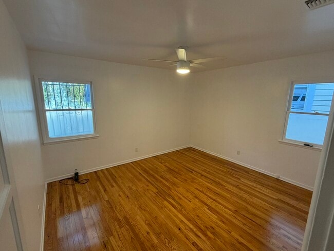 Building Photo - 118 Breeze Ave