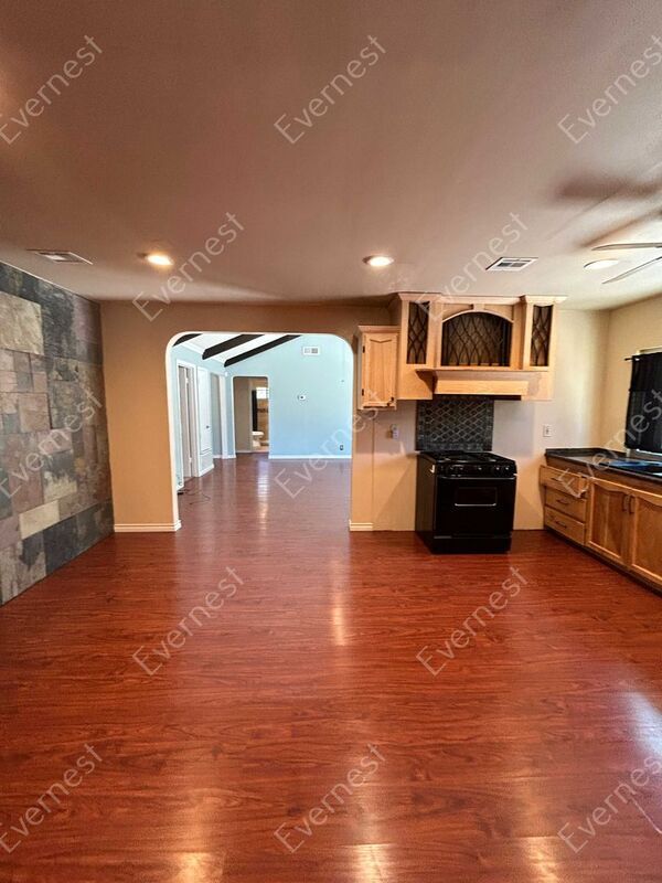 Building Photo - 6614 Shady Lake Dr
