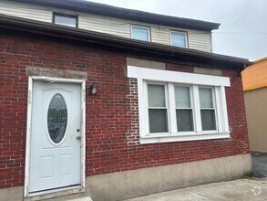 Building Photo - 588 Waverly St