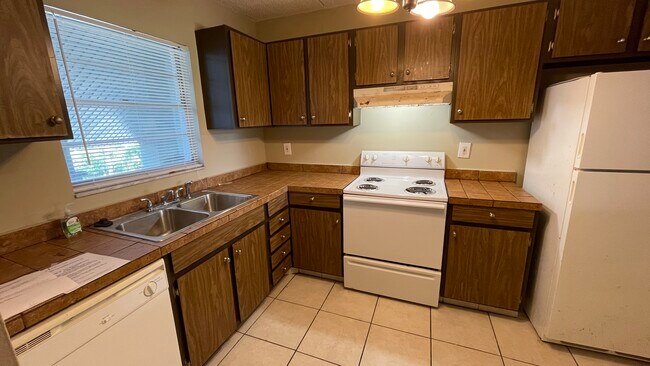 Building Photo - 2820 Somerset Park Dr