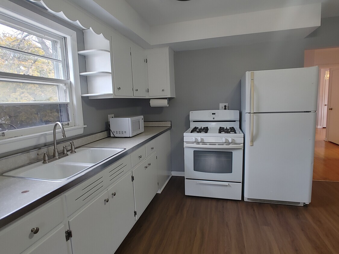 Kitchen - 4158 N Meade Ave