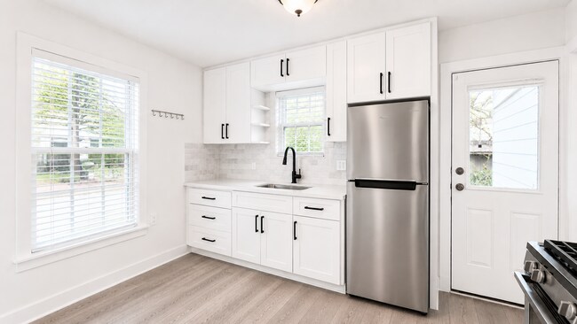Foto del edificio - 5 bed 3 bath