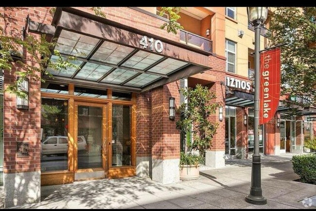 Building Photo - 410 NE 70th St