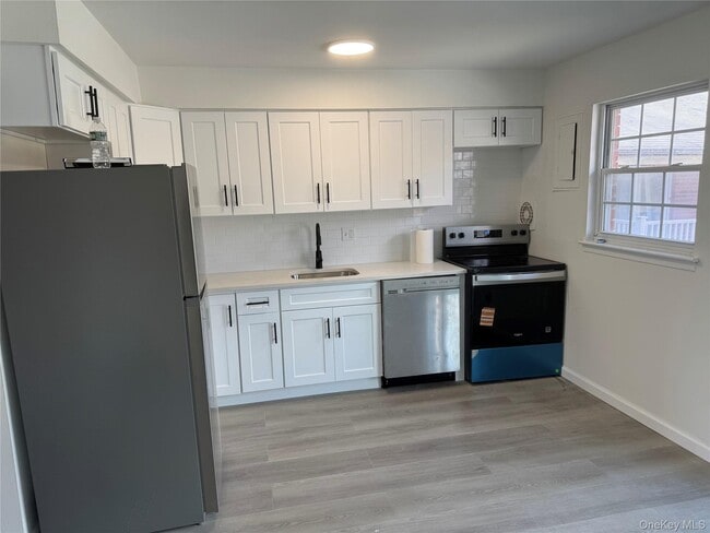 Building Photo - 5 Wildwood Dr