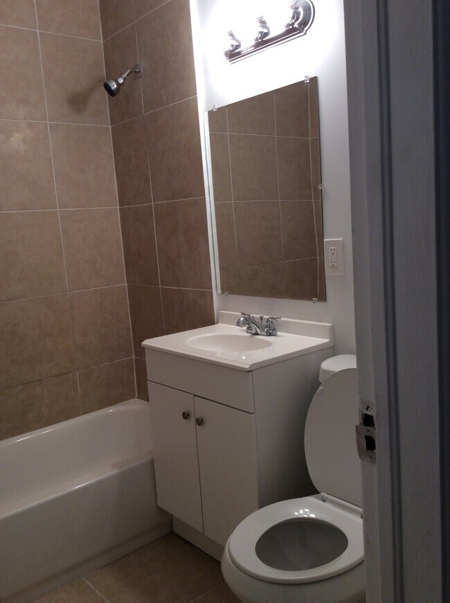 Baño #2 - 3120 SW 12th Pl