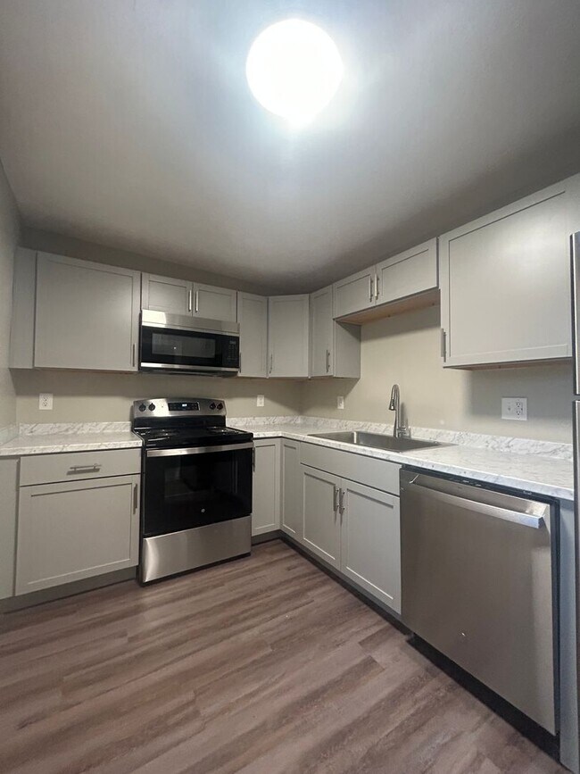 Building Photo - 3 Bed NEWLY REMODELED! Multiple Lease Opti...