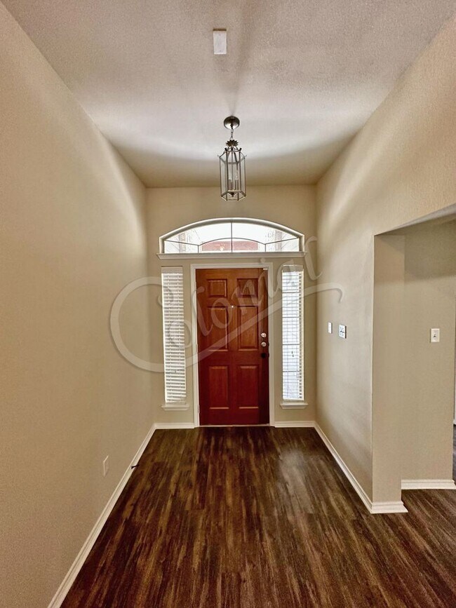 Foto del edificio - AVAILABLE NOW!