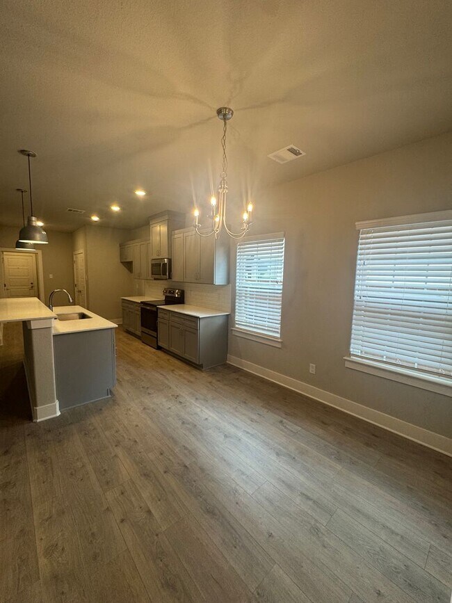 Foto del edificio - Enclosed Fenced Yard - 3/2/2 - Commuter Friendly