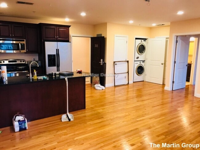 Building Photo - 102 Fellsway W