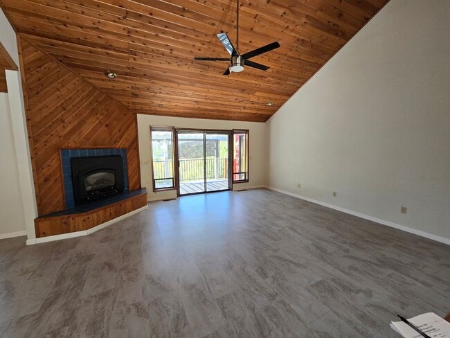 Building Photo - Welcome to this charming 1-bedroom, 1.5 ba...