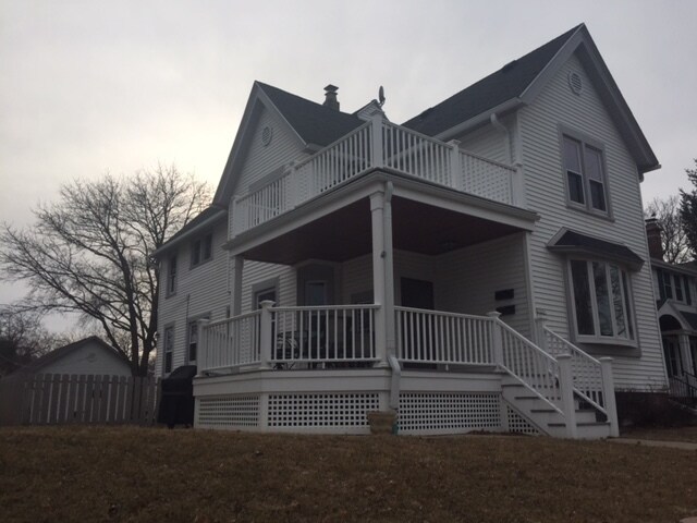 Amplio porche/terraza delantero con vista al lago. - 2727 S Shore Dr