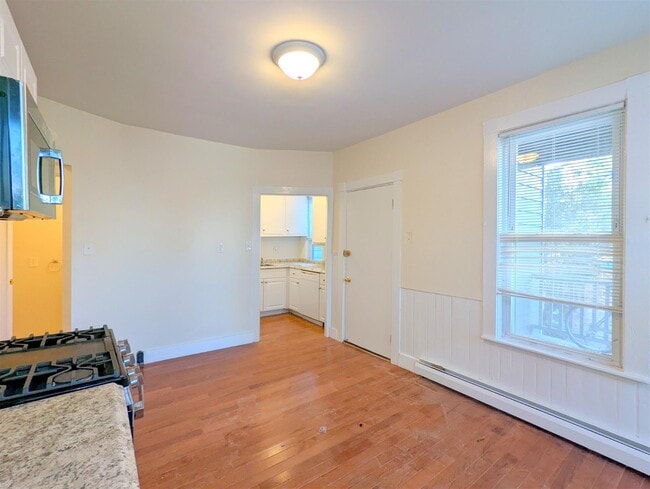 Building Photo - 26 Thorndike St