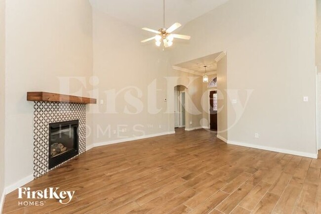 Foto del edificio - 3757 Summersville Ln