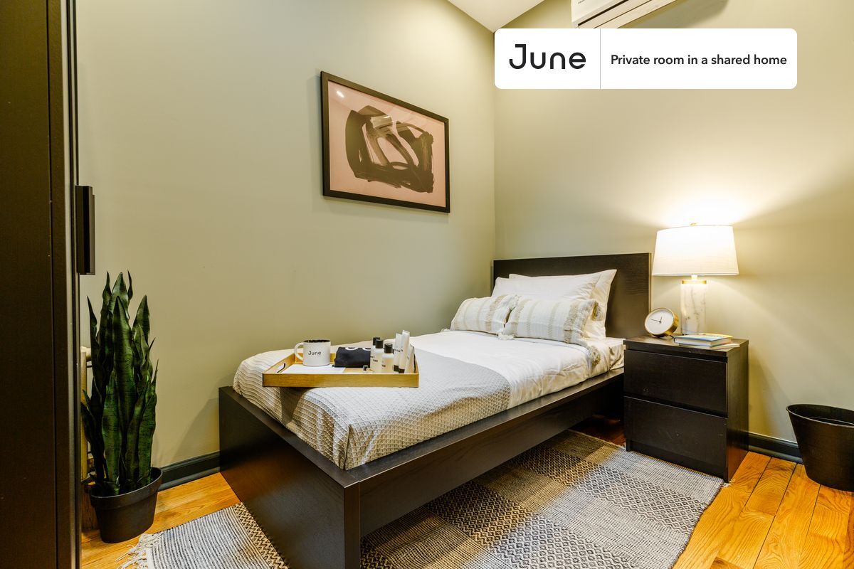 Foto principal - Room in Shared 3 bed/1 bath home