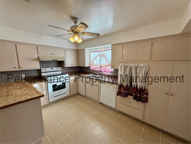 Foto del edificio - Stunning 4 Bed/2 Bath NE Home w/ Solar, RB...