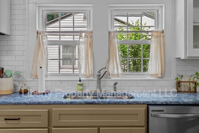 Building Photo - 619 Sunset Dr