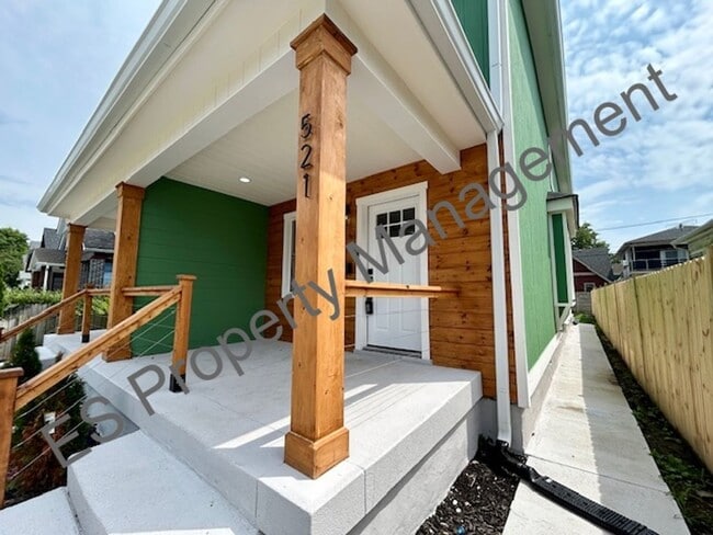 Building Photo - Gorgeous 3 bedroom 1.5 bath duplex near do...