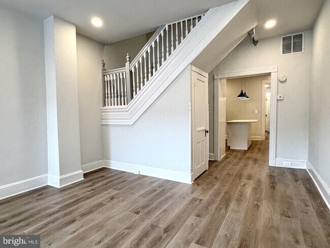 Building Photo - 406 W 28th St