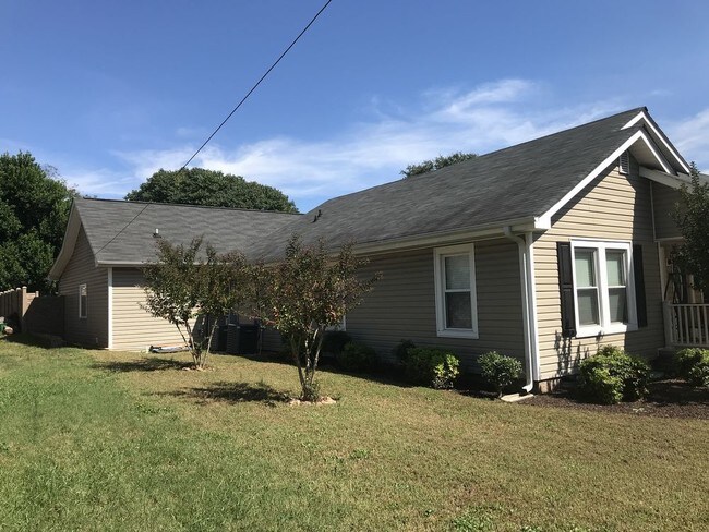 Building Photo - N. Main Area 3BR/2.5BA with a Pool
