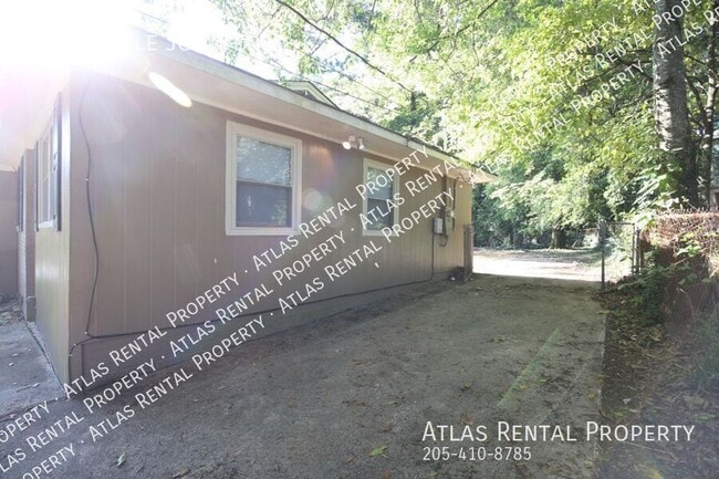 Building Photo - 1105 Little John Ln