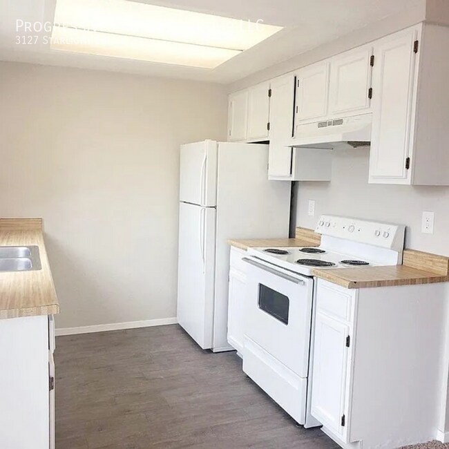 Foto del edificio - 3127 Starlight Cir