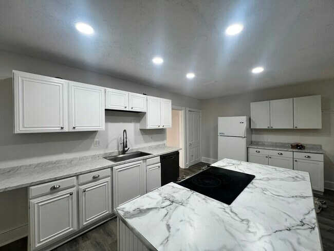 Building Photo - 372 Bridge St