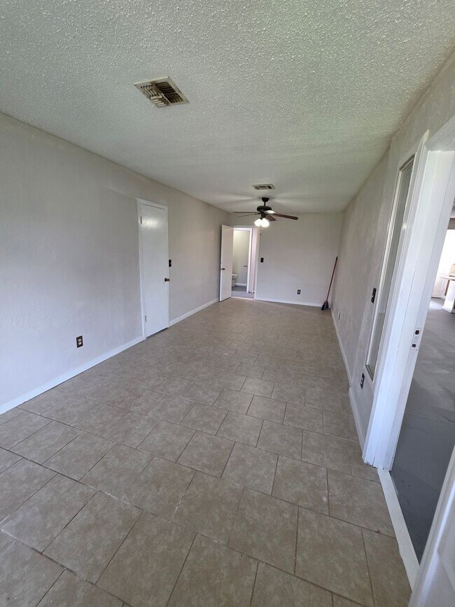 Building Photo - Large 3 bedroom in Bethany